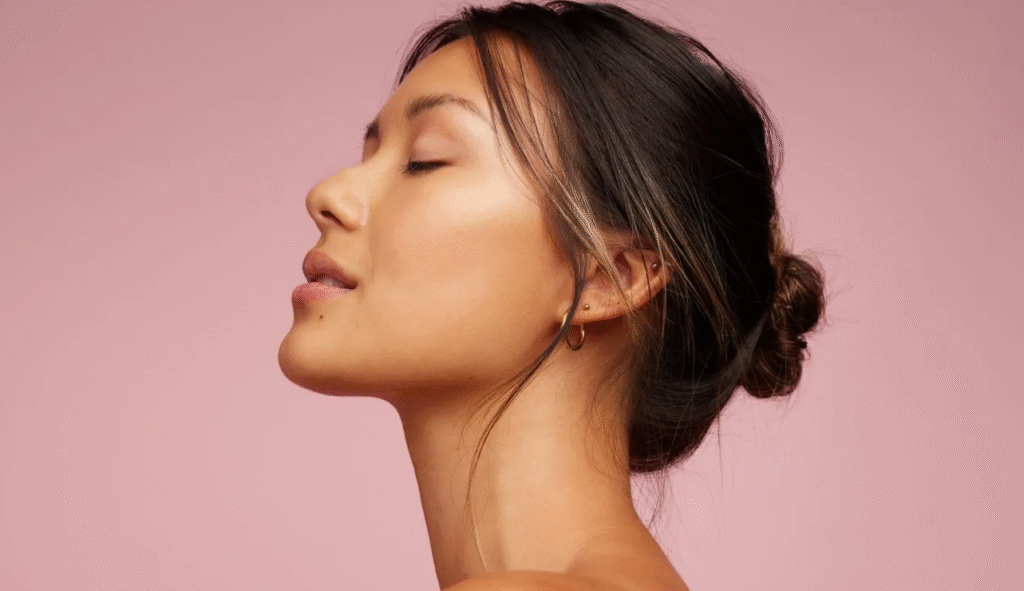 Hybrid beauty and skinimalism 2026 focus on fresh, glowing skin, subtle makeup, and an effortless natural beauty look.